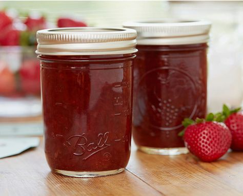 Sugar Free Strawberry Jam Making Strawberry Jam, Sugar Free Strawberry Jam, Jelly Maker, Jam Maker, Canning Jam Recipes, Mixed Berry Jam, Can Jam, Sugar Free Jam, Canning Fruit