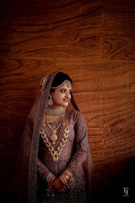 Muslim Bride Photoshoot Poses, Muslim Bride Photoshoot, Traditional Kerala Wedding, Kerala Culture, Bride Kerala, Muslim Wedding Photos, Pose Pengantin, Indian Bride Poses, Hijabi Brides