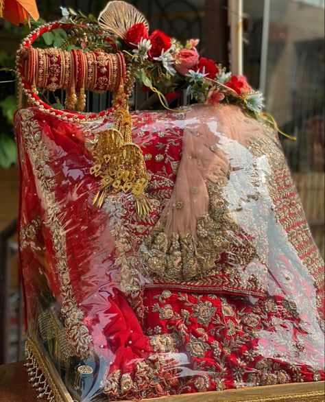 Wedding Parcels Ideas Indian, Indian Wedding Parcels, Gifts For Indian Bride, Dulhan Dress Packing Ideas, Lehenga Packing Ideas Wedding, Saree Packing Ideas Wedding Diy, Wedding Gift Hampers, Wedding Platters, Indian Wedding Gifts