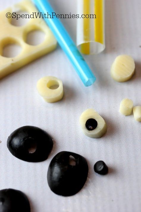 How to Make Edible Eyeballs - Spend With Pennies Easy Halloween Dinner, Edible Eyeballs, Edible Eyes, Recetas Halloween, Halloween Lunch, Eye Balls, Halloween Food Treats, Spend With Pennies, Mozzarella Sticks