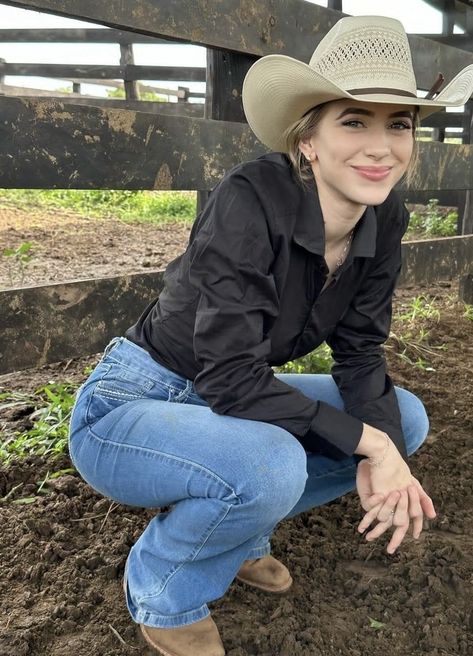 Friend Trio, Farmer Outfit, Foto Cowgirl, Cowgirl Pictures, Farmer Girl, Female Farmer, Cowgirl Style Outfits, Cowgirl Jeans