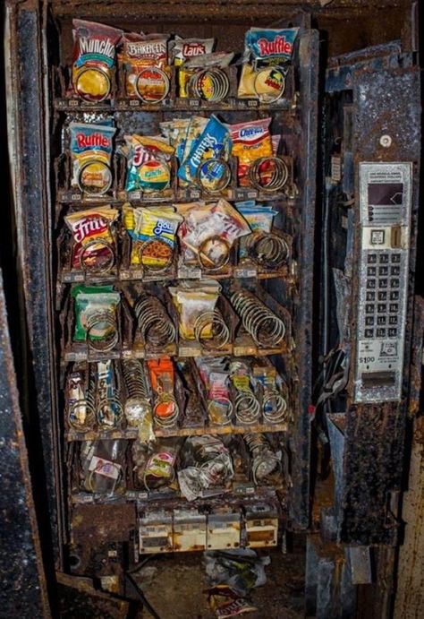 Snack Machine, Apocalypse Aesthetic, Parc D'attraction, Banner Images, Chernobyl, Abandoned Buildings, Vending Machine, Zombie Apocalypse, Post Apocalyptic