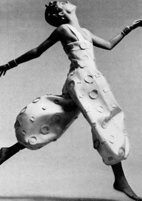 1970 Pierre Cardin 60s Space Age, Space Age Fashion, Futurism Fashion, Billy B, Andre Courreges, Moda Hippie, Fashion 1960s, Richard Avedon, French Fashion Designers