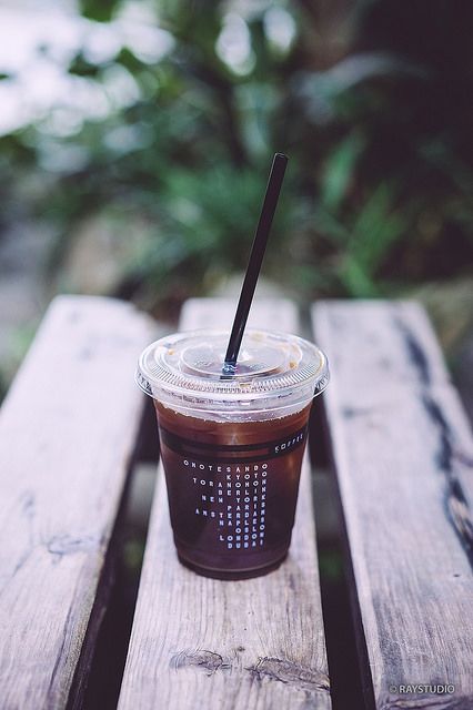 Japanese Home Entrance, Omotesando Koffee, Coffee Tokyo, Plastic Cups Design, Nice Garden, Coffee Shop Photography, Iced Americano, Back Alley, Design Cup