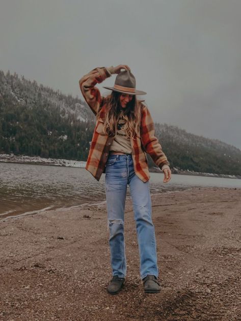 Western Granola Aesthetic, Mountain Fashion Women, Granola Western Fashion, Western Granola Outfits, Mountain Style Fashion, Granola Girl Style Winter, Granola Girl Fashion, Mountain Girl Outfits, Gronala Girl Outfit