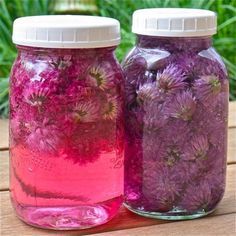 Chive blossom vinegar - opened new horizons in salad dressings (also try wild garlic etc) Chive Flower, Infused Vinegars, Chive Blossom, Edible Flowers Recipes, Foraging Recipes, Foraged Food, Wild Garlic, Wild Edibles, Garden Recipes