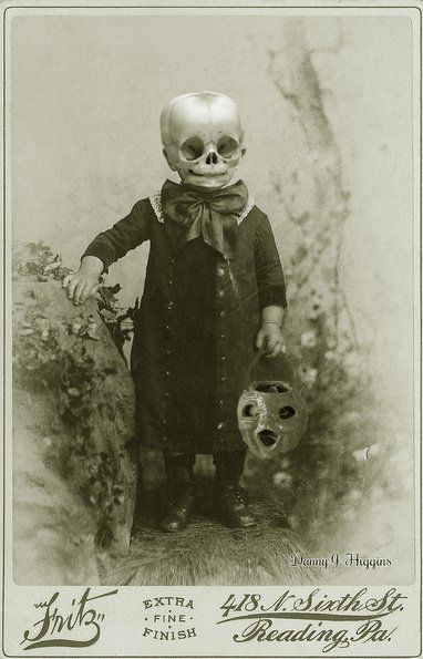 Creepy Old Photos, Vintage Halloween Photos, Halloween Forum, Creepy Vintage, Creepy Photos, Vintage Halloween Costume, Creepy Pictures, A Skeleton, Halloween Images