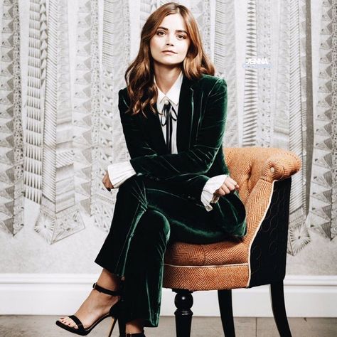 Power suit of the week. Velvet is becoming a must have in your work wardrobe 🙌🏼 Green Suit Women, Velvet Pantsuit, Outfit Bridesmaid, Green Velvet Pants, Casual Party Outfit, Cocktail Outfit, 2 Piece Suit, Velvet Suit, Blazer Outfit