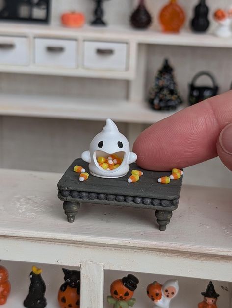 This cute little ghost candy dish holds teeny tiny candy corn. So cute for a countertop or end table display.  Includes ghost candy dish, and loose candy corn. * 1:12 scale dollhouse miniature * Made from resin   Thank you so much for stopping by Woodland Trail Whimsy! I make all the items in my shop and hand paint and finish them.  Please contact me with any questions! Halloween Cute Crafts, Diy Miniature Halloween Decorations, Fall Decorations Diy, Woodland Trail, Halloween Dollhouse, Miniature Candy, Ghost Decor, Diy Miniatures, Miniature Halloween