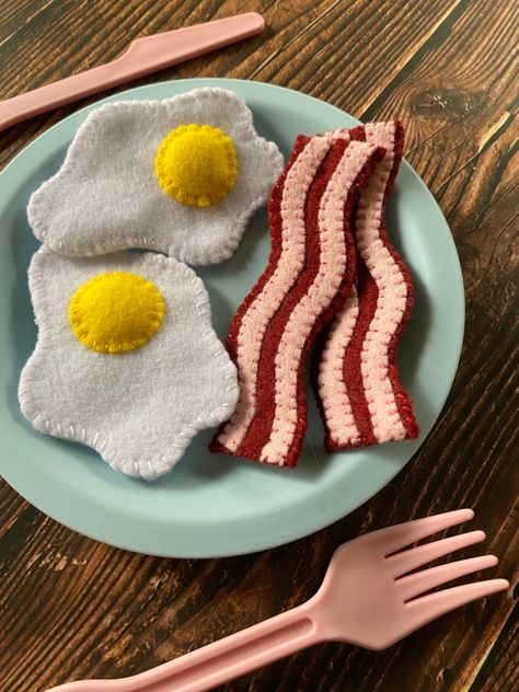 Felt Bacon, Play Food Diy, Felt Toys Diy, Felt Food Diy, Felt Food Patterns, Bacon And Eggs, Felt Play Food, Pretend Food, Felt Crafts Diy