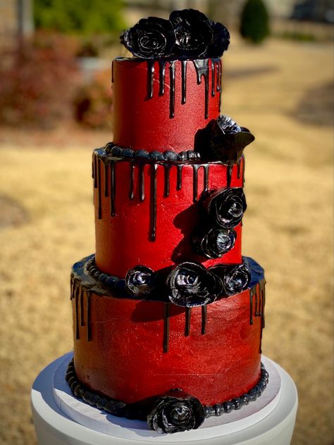 Gothic Red Wedding, Wedding Cake Black, Gothic Birthday Cakes, Skull Wedding Cakes, Red Wedding Cake, Rosé Birthday Cake, Dark Red Wedding, Gothic Wedding Cake, Crimson Wedding