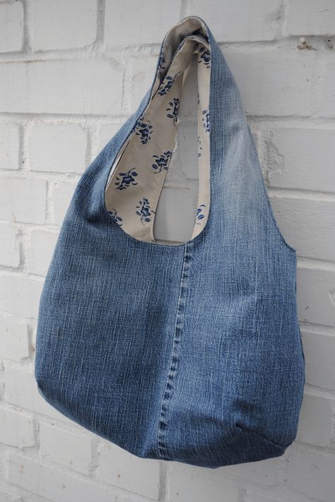 Crafts With Old Jeans, What To Do With Old Jeans, Artisanats Denim, Tas Denim, Clutch Tutorial, Denim Bag Diy, Bag Sewing Pattern, Reversible Bag, Diy Jeans