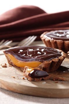 Get ready to WOW with this one 🤩 Top tip if you're new to making caramel: don't stir the sugar while it melts, just gently swirl the pan. Check out all that incredible oozy caramel and glossy ganache as you cut into your finished tarts! #JoyInTheMaking Salted Caramel Tartlets, Caramel Tartlets, Chocolate Tartlets, Caramel Tarts, Salted Caramel Chocolate Tart, Chocolate Caramel Tart, Salted Caramel Tart, Chocolate Tarts, Tartlets Recipe