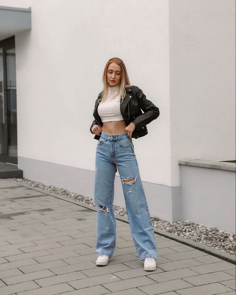 How to style wide leg jeans Pose With Wide Leg Jeans, Wide Leg Jeans Photo Ideas, Wide Leg Jeans Photoshoot, Wad Leg Jeans, Wide Leg Jeans Poses, Poses In Wide Leg Jeans, Poses With Jeans And Top, Wide Leg Jeans With Heels, Ootd Wide Leg Jeans