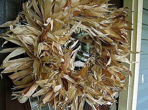 Grunge Candle, Husk Wreath, Corn Husk Wreath, Corn Husk Crafts, Diy Projects To Make And Sell, Corn Husks, Corn Husk Dolls, Primitive Pumpkin, Metal Wreath Frame