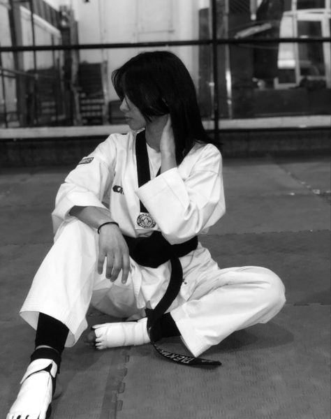 Martial Arts Girl Aesthetic, Karate Aesthetic, Boxer Aesthetic, Taekwondo Girl, Women Karate, Art Girl Aesthetic, Karate Martial Arts, Workouts For Women, Martial Arts Girl