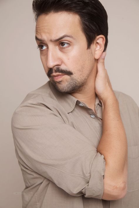 Lin Manuel Miranda Pose, Lin Manuel Miranda Pfp, Celebrity Poses, Lin Manuel Miranda Funny, Hamilton Lin Manuel Miranda, Musical Theatre Broadway, Custom Pc, Manuel Miranda, Lin Manuel Miranda