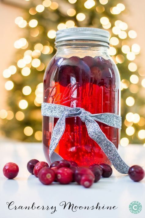 Christmas Moonshine, Cranberry Moonshine, Homemade Moonshine, Moonshine Recipe, Gift In A Jar, Homemade Alcohol, Homemade Liquor, Liquor Recipes, Moonshine Recipes