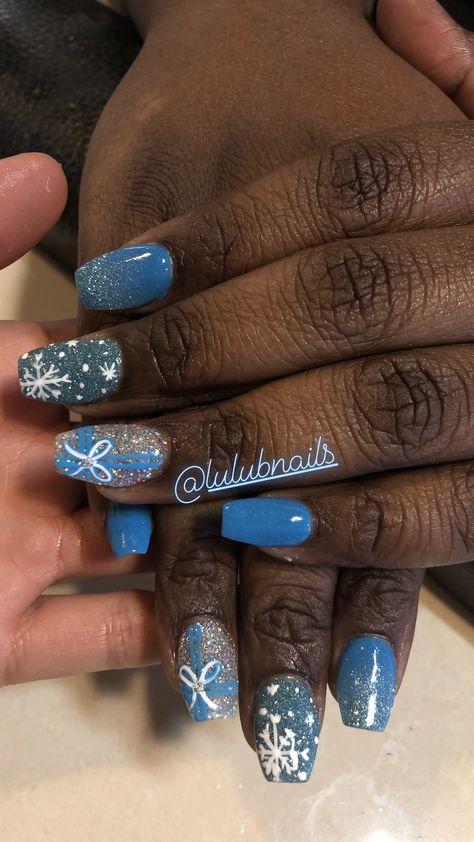 Winter Wonderland Nail Designs, Elegant Christmas Nails Classy Holidays, White Winter Nails, Winter Wonderland Nails, Blue Christmas Nails, Bday Nails, Snowflake Patterns, Christmas Gel, January Nails