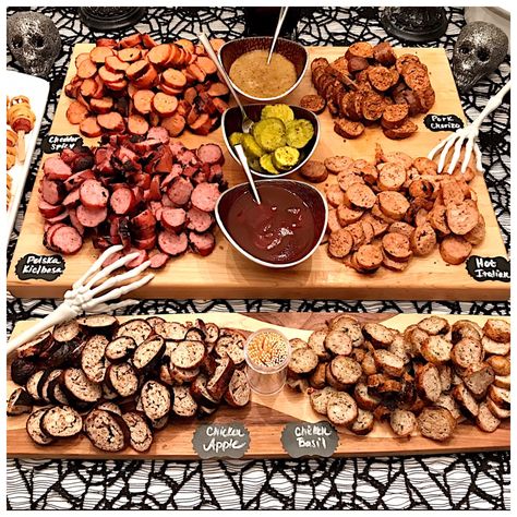 Sausage Charcuterie Board Ideas, Sausage Board Ideas, Sausage Board, Sausage And Cheese Tray, Sausage Charcuterie Board, Meat Board, Soup Charcuterie Board Ideas, Sausage Platter Ideas, Sausages Platter