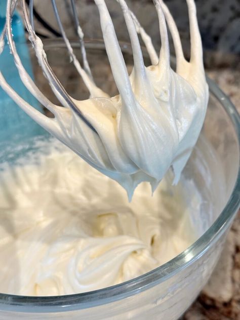 Easy Whipped Cream Frosting, Easy Whipped Cream, Sour Cream Icing, Wafer Cookie, Cheese Burrito, My Country Table, Sour Cream Frosting, Whipped Frosting, Gourmet Cakes