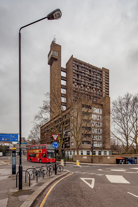 Trellick Tower is a 31-storey block of flats in London. It was designed in the Brutalist style by architect Ernő Goldfinger, after a commission from the Greater London Council in 1966, and completed in 1972. It is a Grade II listed building and is 98 metres (322 ft) tall. London Council Flats, Paddington London, Soviet Brutalist Architecture, Brutalist Skyscraper, Brutalist Architecture London, Architecture Journal, Brutalist Architecture Soviet, 19th Century London, Notting Hill London