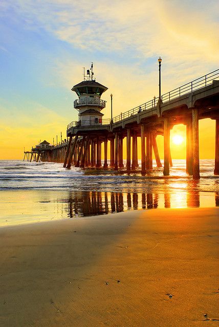 Huntington Beach Pier. Use to walk here everyday from the condo to the pier.. Miss that.So Beautiful.... Huntington Beach Pier, Huntington Beach California, Terra Nova, Beach Pier, Surf City, California Dreamin', California Dreaming, Light House, Vintage Beach