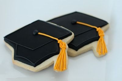 How to make graduation cap cookies with black frosting. #graduation #grad #favor #party Tassels Tutorials, Hat Cookies, Graduation Cupcakes, Graduation Cookies, Cookie Tutorials, Graduation Hat, Graduation Cap Decoration, Cookie Inspiration, Cookies Decorated