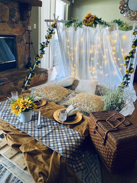 Picnic Inside House, Themed Picnic, Picnic Setup, Me And My Daughter, Luxury Picnics, Diy Luxury, Diy Mom, Indoor Picnic, Aesthetic Picnic