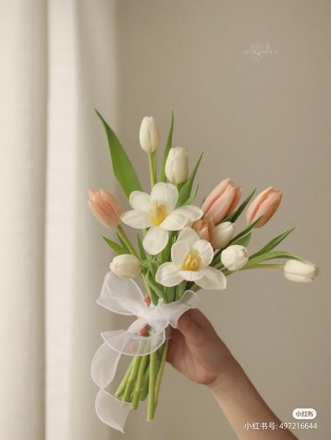 Flowers For 8 March, Small Flower Bouquet Wedding, Simple Spring Bouquet, Small Simple Flower Arrangements, Bridal Bouquet With Tulips, March Flower Bouquet, Simple Floral Bouquets, Diy Hand Bouquet Wedding, Traditional Wedding Flowers