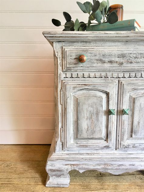 How to Achieve a Crackle Finish - Meg Del Design Furniture White Crackle Paint Furniture, Cracked Paint Furniture, Crackle Painted Furniture, Crackle Paint Diy, Crackle Furniture, Painted Display Cabinet, Crackle Medium, Crackle Paint, Furniture Finish