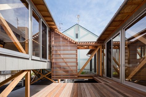 Gallery of House in Gakuenmae / KKAA YTAA - 3 Peaceful Garden, Central Courtyard, Minimal Architecture, Internal Courtyard, Inner Courtyard, Timber Structure, Minimalist House Design, Timber House, River House