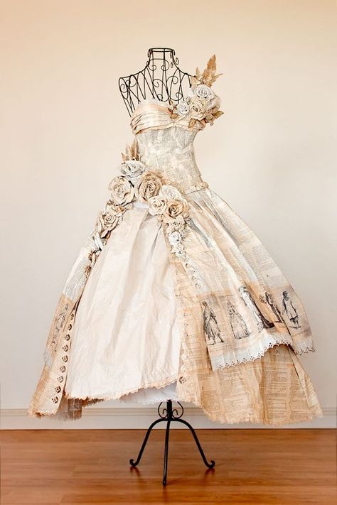 Recycled Gown, Paper Dress Art, Mannequin Decor, Newspaper Dress, Sculpture Paper, Paper Dresses, Book Dress, Paper Clothes, Clothes Art