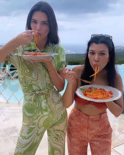 kendall jenner videos on Instagram: “Kourtney and Kendall vacationing in Corsica ☀️” #fashion #kendalljenner #kourtneykardash #jenner #kardashian Kourtney And Kendall, Kendall And Kourtney, Kardashian Diet, Kendall Jenner Video, Gizele Oliveira, Estilo Kardashian, Robert Kardashian, Jenner Family, Jenner Sisters