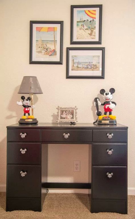 Disney drawer knobs. Adorbs for a kids room. Disney Room Decorations, Disney Kids Room, Disney Desk, Disney Kids Rooms, Disney House Ideas, Mickey Mouse Room, Mickey Mouse Bedroom, Disney Bedroom, Disney Office