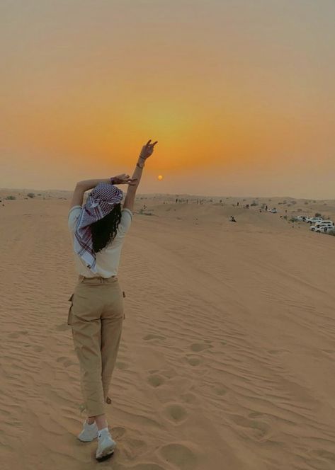 Pose In Desert, Poses For Desert Pictures, Dubai Desert Pics, Jaislmer Outfit, Dubai Safari Aesthetic, Safari Pose Ideas, Desert Safari Dubai Aesthetic, Desert Travel Outfits, Safari Desert Outfit Women