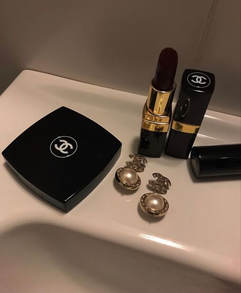 Old Money Skincare, Old Money Makeup Products, Chanel Aesthetic Makeup, Chanel Makeup Aesthetic, Ysl Makeup Aesthetic, Aesthetic Chanel Makeup, Chanel Make Up Products, Chanel Makeup Bag Beauty Products, Ysl Perfume