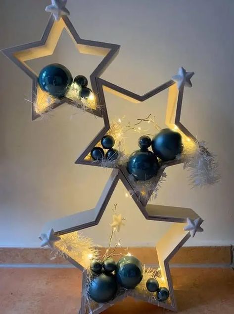 Easy and Inexpensive Christmas Centerpiece Ideas - Holidappy Natal, Christmas Star, Eid Cupcakes, Christmas Centerpiece Ideas, Star Centerpieces, Diy Christmas Table, Inexpensive Christmas, Christmas Themes Decorations, Christmas Stars