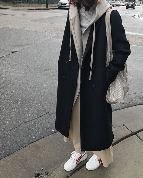 City Girl #BeOakandFort Coat 1529 Long hoodie 1880 Tshirt H357 Shop the look | Link in Bio Mode Inspo, 가을 패션, Mode Vintage, Korean Outfits, Looks Style, Mode Inspiration, Winter Fashion Outfits, Long Hoodie, Black Coat