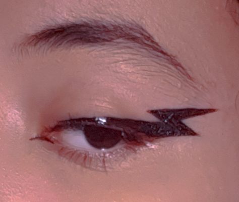 Lightning Eye Makeup, Eyeliner Lightning, Egirl Eyeliner, Goth Grunge Outfits, Edgy Makeup, Freshman Year, Makeup Guru, Girls Eyes, Grunge Outfits