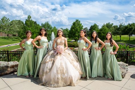 Damas And Quinceanera, Quinceanera With Damas, Damas Outfits Quinceanera Green, Quinceanera Picture Ideas With Chambelanes, 15 Chambelanes, Quince Pictures With Damas, Dama Outfits Quinceanera, Quince Damas Outfits, Quince Damas Dresses