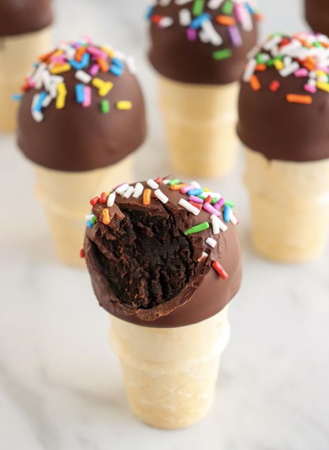 Ice Cream Cone Cake Pops – Mary-Kate's Vegan Cakes Ice Cream Cone Cake Pops Recipe, Ice Cream Cone Cakes, Ice Cream Cones Recipe, Cone Cake Pops, Ice Cream Cone Cake Pops, Cake Pop Boxes, Ice Cream Cake Pops, Fudgy Cake, Cone Cake