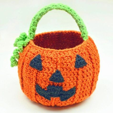 Crochet Halloween Candy Bag, Crochet Halloween Bags Trick Or Treat, Crochet Halloween Basket, Halloween Treat Baskets, Thanksgiving Crochet, Loom Knitting Tutorial, Mochila Crochet, Quick Crochet Projects, Halloween Candy Bags