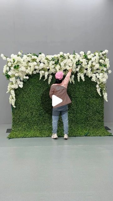 bedaflowers-Aylin on Instagram: "Flower wall, free shipping worldwide🤩 #flowerwall #flowers #decor #backdrop #wedding #party #garden #event #plant #green #white #greenwall #artifitialflower #decorationforhome #gift #roomdecor #mothersdaygift #silk#diy #arrangement #handmake #realestate" Boxwood Wall Wedding, Grass Wall With Flowers, Back Drops For Weddings Receptions, Photobooth Backdrop Ideas, Grass Wall Backdrop, Boxwood Backdrop, Garden Event, Summer Ball, Grass Backdrops