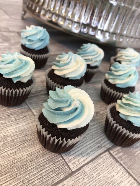 Mini blue swirl cupcakes Blue Swirl Cupcakes, Baby Shower Cupcakes For Boy, Swirl Cupcakes, Blue Frosting, Bridal Shower Cupcakes, Blue Cupcakes, White Cupcakes, Gender Reveal Decorations, Blue Swirl