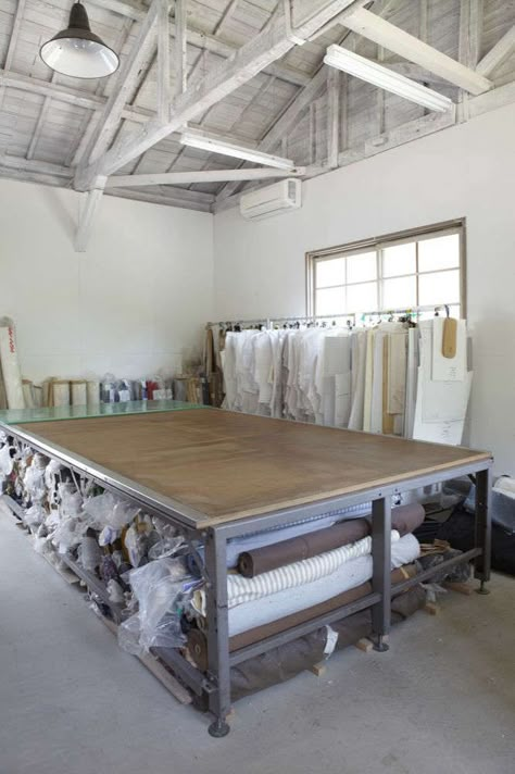 Design Studio Workspace, Sewing Room Inspiration, Projek Menjahit, Fashion Designer Studio, Sewing Room Design, Sewing Room Organization, Sewing Rooms, Sewing Studio, Studio Space