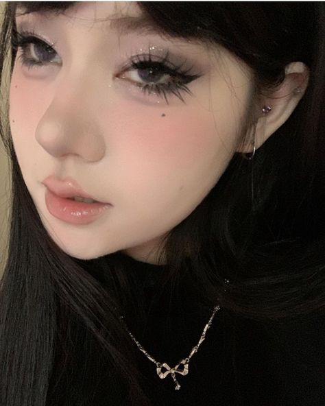 Dark Eye Shadow Makeup, Douyin Makeup Black Eyeshadow, Dark Doyun Makeup, Smoky Douyin Makeup, Dark Douyin Makeup, Dark Eye Makeup, Inspo Makeup, Chinese Makeup, Douyin Makeup