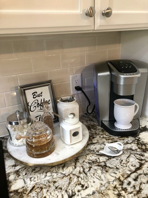 Coffee Station On Counter, Glam Coffee Bar Ideas, Lazy Susan Organization Ideas, Bars In Kitchen, Glam Coffee Bar, Mini Cafeteria, Coffee Bar Ideas Kitchen Counter, Lazy Susan Organization, Coin Café