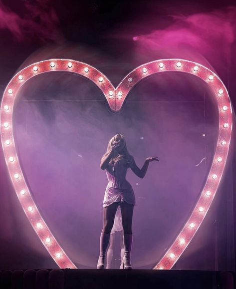 Cartier Love Necklace, Sabrina Carpenter Style, Sabrina Carpenter Outfits, Maggie Lindemann, Dream Concert, Aesthetic Outfit Ideas, Charli Xcx, Cartier Love, Fav Celebs