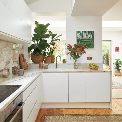 24 ways to add colour to an all-white kitchen | Ideal Home Cluttercore Kitchen, Different Color Kitchen Cabinets, Urban Kitchen Design, Small U Shaped Kitchen, White Kitchen Units, Small Kitchen Colors, 2024 Design Trends, Gloss Kitchen Cabinets, Small White Kitchens